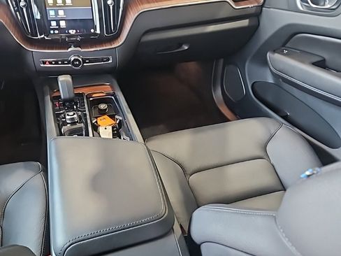 Used 2023 Volvo XC60 B5 Plus image 23