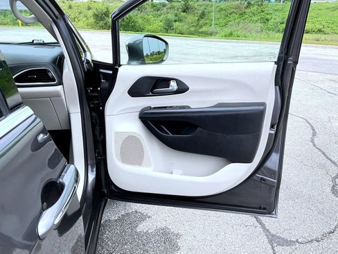 Used 2020 Chrysler Pacifica Limited FWD image 16