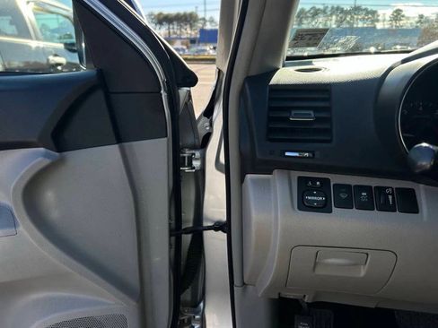 Used 2011 Toyota Highlander SE w/ Tech Pkg image 13