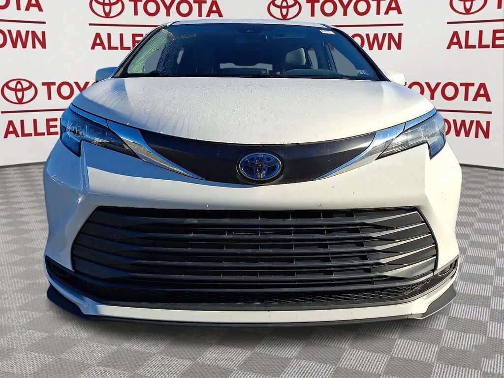 Used 2022 Toyota Sienna LE w/ LE Plus Package AWD/4WD image 2
