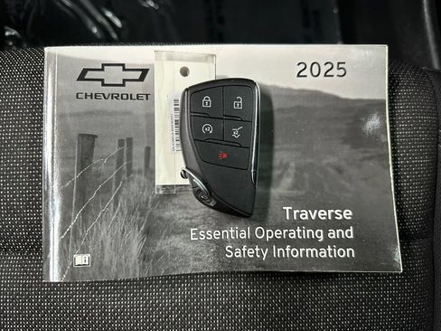 Used 2025 Chevrolet Traverse LT AWD/4WD image 38