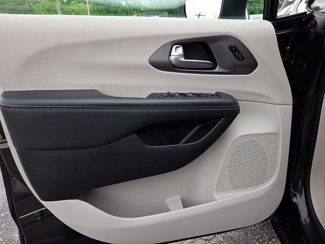 Used 2023 Chrysler Pacifica Touring-L FWD image 13