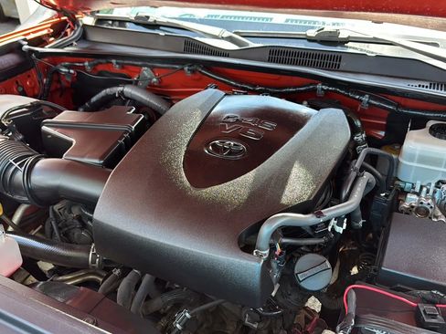 Used 2017 Toyota Tacoma TRD Off-Road w/ Premium & Technology Package AWD/4WD image 57