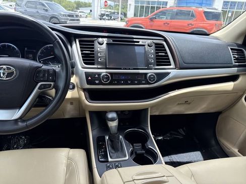 Used 2019 Toyota Highlander XLE AWD/4WD image 22