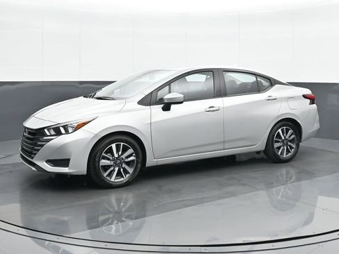 Used 2023 Nissan Versa SV image 2