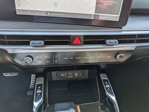 Certified 2024 Kia Sorento SX image 27