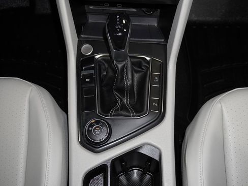 Certified 2023 Volkswagen Tiguan SE R-Line image 17
