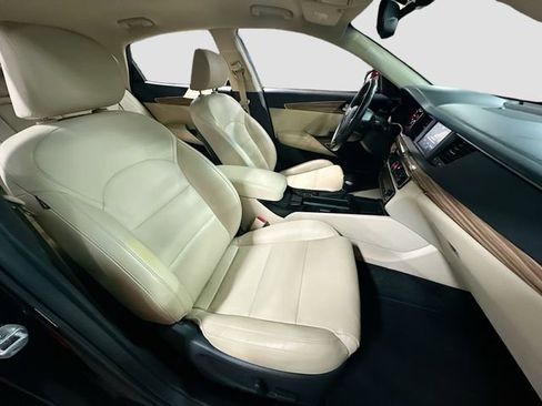 Used 2017 Kia Cadenza Premium image 28