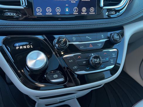 Used 2020 Chrysler Pacifica Limited image 19