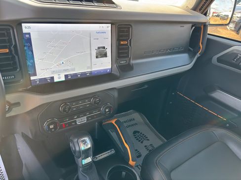 Used 2023 Ford Bronco Badlands image 28