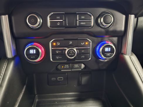 Used 2024 GMC Yukon XL SLE image 27