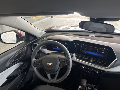 Used 2025 Chevrolet Trax LT FWD image 29