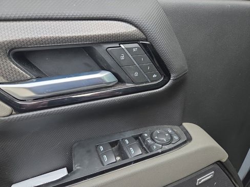 Used 2025 Chevrolet Silverado 2500 ZR2 w/ Technology Package image 11