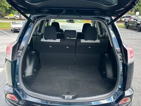 Used 2018 Toyota RAV4 XLE AWD/4WD image 5