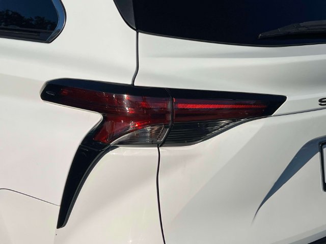 Used 2021 Toyota Sienna LE FWD image 11