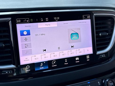 Used 2022 Chrysler Pacifica Touring-L image 26