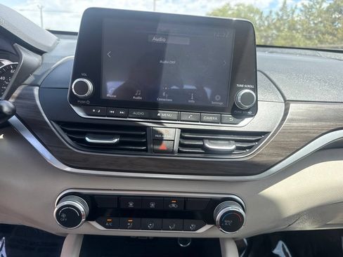 Used 2025 Nissan Altima 2.5 SV FWD image 23