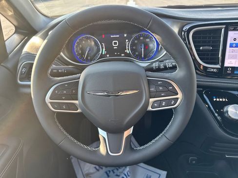 New 2026 Chrysler Pacifica Select image 14