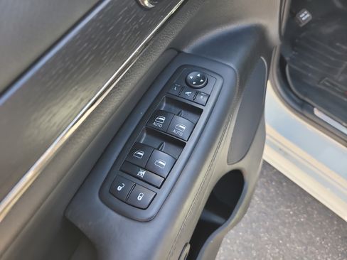 Used 2019 Jeep Grand Cherokee High Altitude AWD/4WD image 16