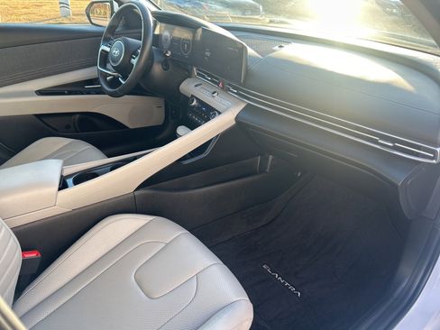 Used 2025 Hyundai Elantra Limited image 42