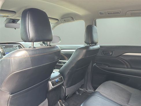 Used 2017 Toyota Highlander Plus w/ Carpet Mat Package AWD/4WD image 24