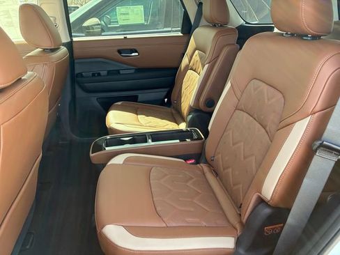 New 2026 Nissan Pathfinder Platinum FWD image 19