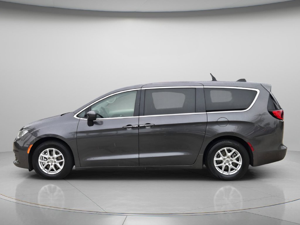 Used 2022 Chrysler Voyager LX FWD image 5