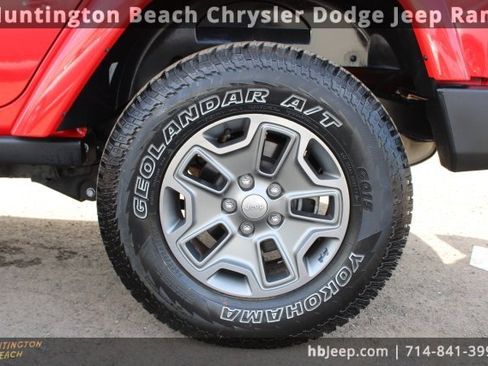 Used 2017 Jeep Wrangler Unlimited Rubicon w/ Connectivity Group image 6