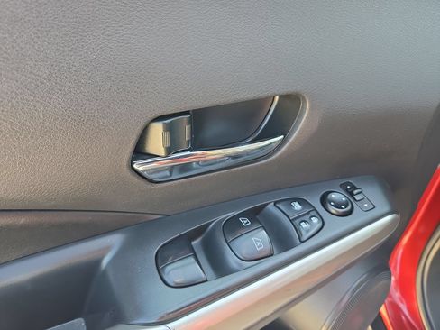 Used 2019 Nissan Kicks SR w/ SR Premium Package FWD image 12