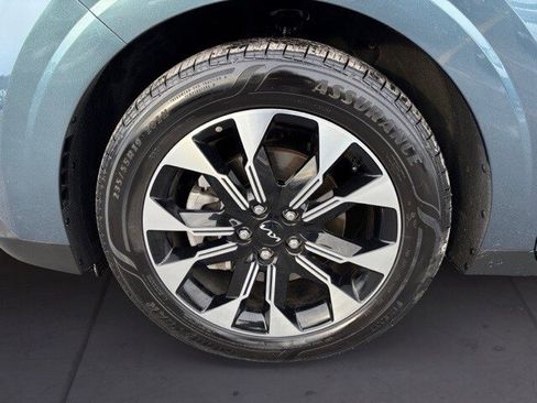 Certified 2024 Kia Carnival EX image 9