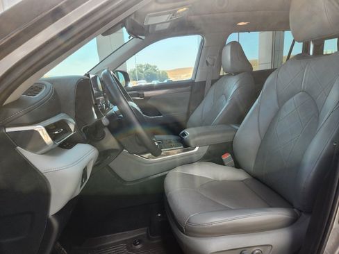 Used 2025 Toyota Highlander Platinum AWD/4WD image 15