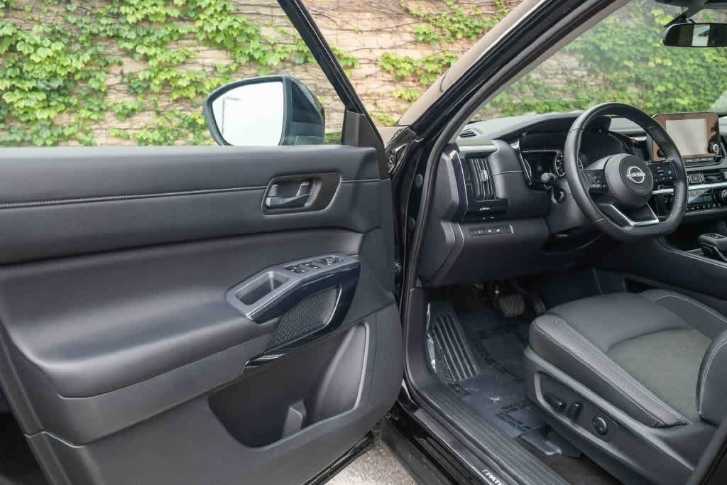 Used 2024 Nissan Pathfinder SV w/ SV Premium Package FWD image 25