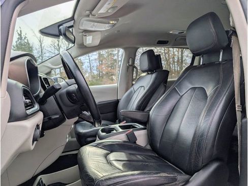 Used 2018 Chrysler Pacifica Touring-L Plus image 14
