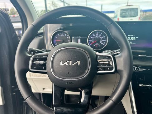 Used 2024 Kia Carnival EX image 18