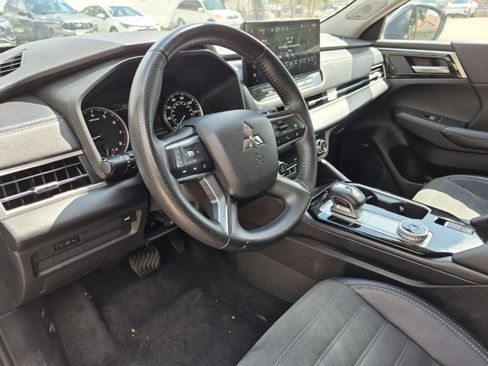 Used 2025 Mitsubishi Outlander AWD image 7