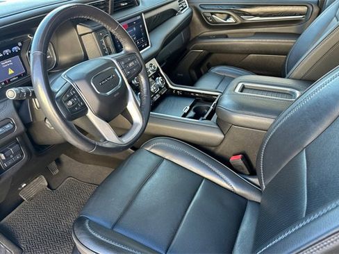 Used 2021 GMC Yukon XL Denali w/ Denali Premium Package image 12