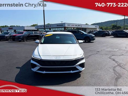 Used 2024 Hyundai Elantra SE FWD image 2