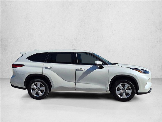 Used 2021 Toyota Highlander LE FWD image 4