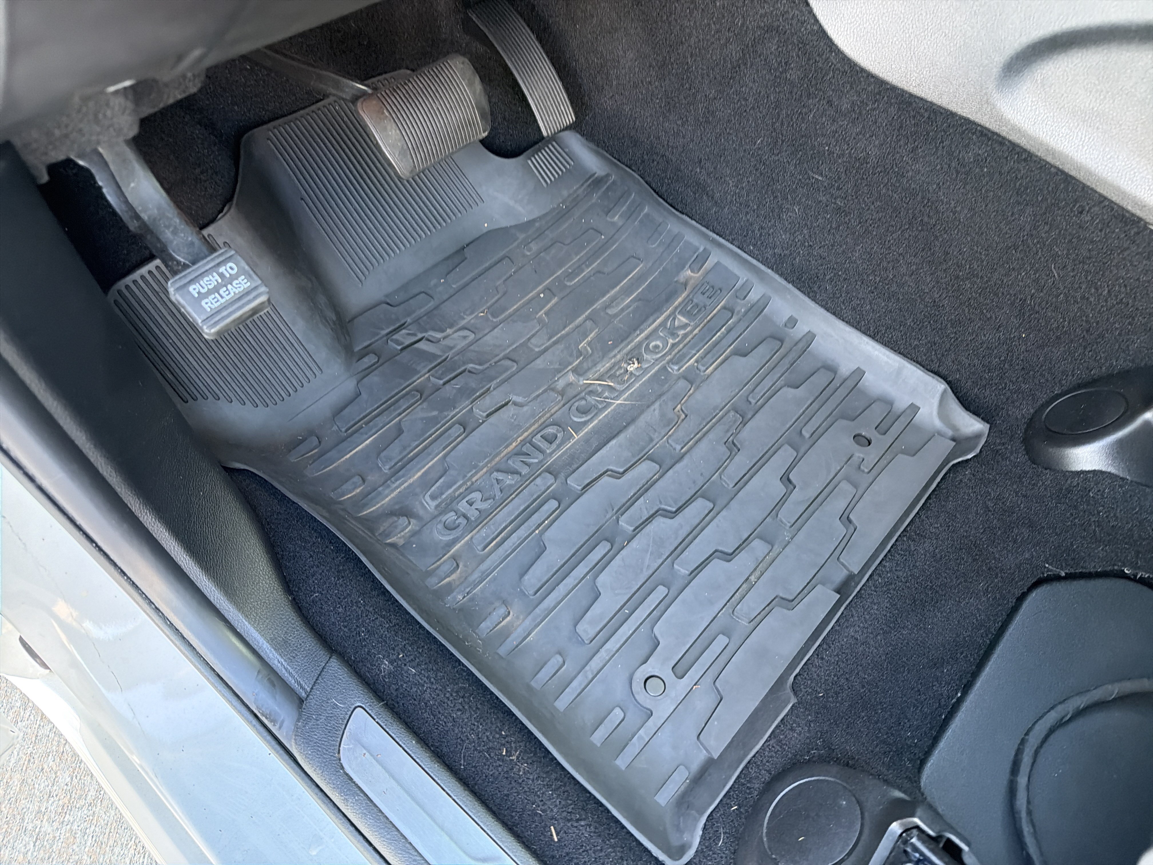 Used 2020 Jeep Grand Cherokee Overland AWD/4WD image 17