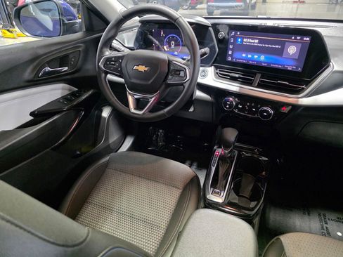 Used 2024 Chevrolet Trax LT w/ Sunroof Package FWD image 19