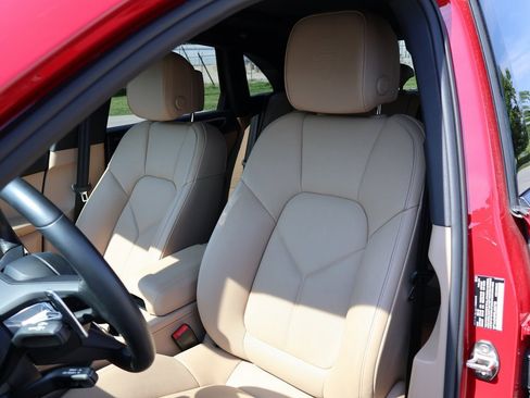 Used 2025 Porsche Macan image 5