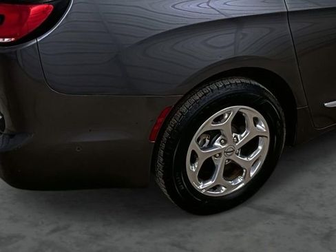 Used 2021 Chrysler Pacifica Limited w/ Premium & Safety Sphere Group image 6