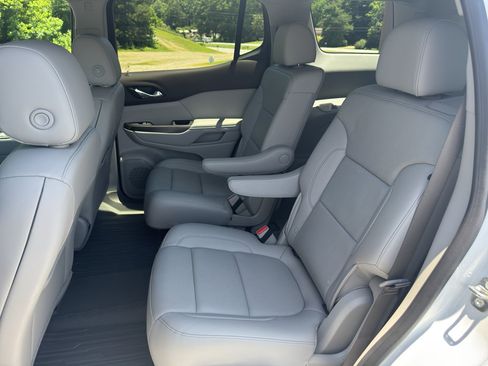 Used 2023 GMC Acadia SLT w/ Technology Package AWD/4WD image 15