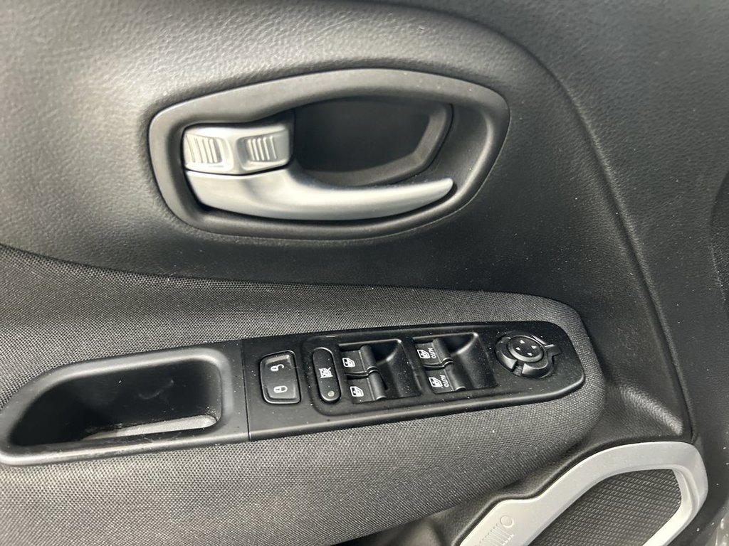 Used 2021 Jeep Renegade Latitude w/ Convenience Group AWD/4WD image 11