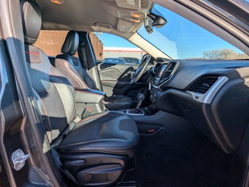 Used 2015 Jeep Cherokee Trailhawk w/ Cold Weather Group image 16