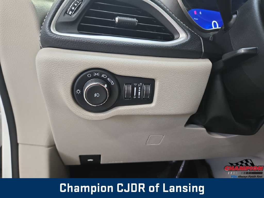 Used 2023 Chrysler Pacifica Touring-L FWD image 22