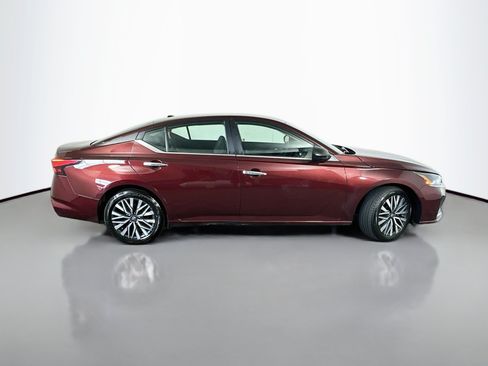Used 2024 Nissan Altima 2.5 SV FWD image 8