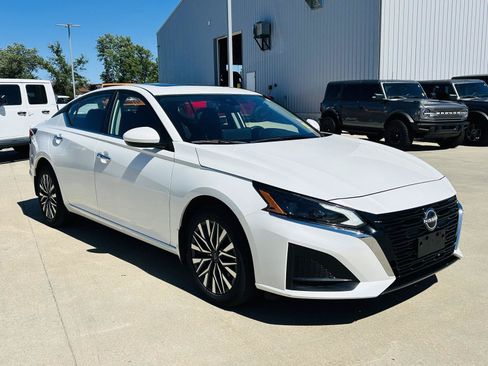 Used 2023 Nissan Altima 2.5 SV w/ SV Premium Package AWD/4WD image 2