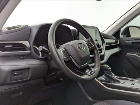 Used 2021 Toyota Highlander L image 23