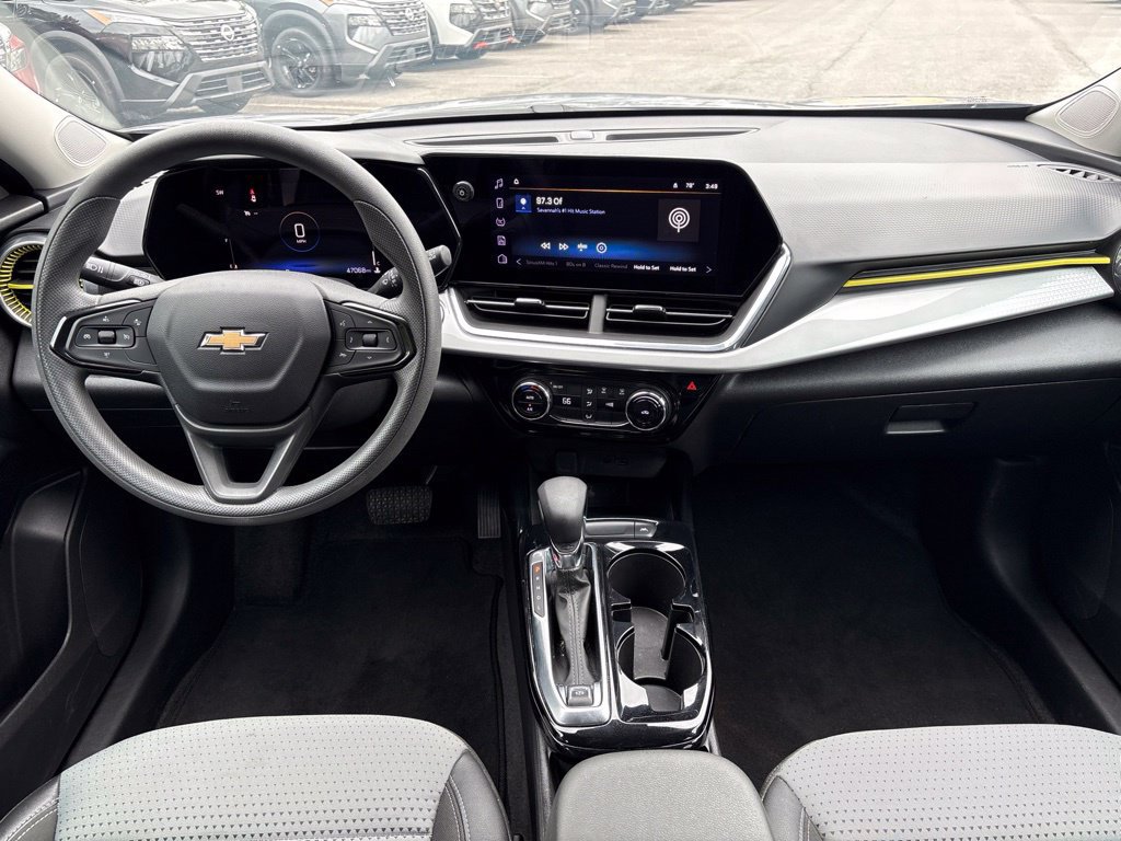 Used 2025 Chevrolet Trax LT FWD image 21